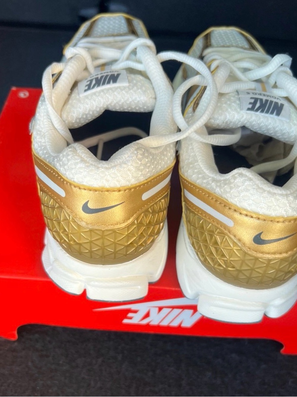 Size 12W/10.5M Nike Zoom Vomero 5 Metallic Gold Women's HF7723-001 Missing Lid! - Picture 6 of 8